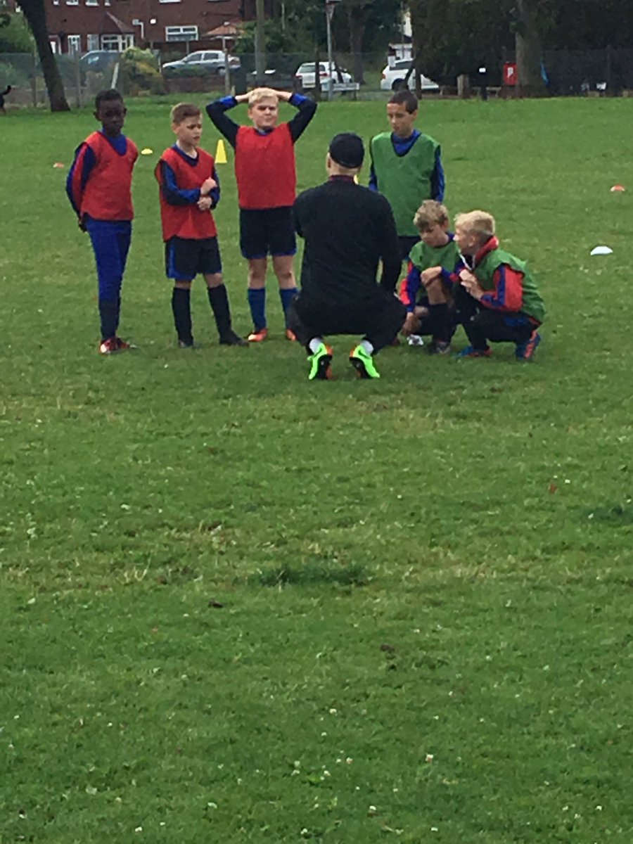 RusSmith0907's tweet photo. @sdyfl @HalasHawks Coach Sean showing a great OutofPossession game linked to his games. Well done Sean 👏👏 #TheDs @BirminghamFA https://t.co/pP3uNwVH60