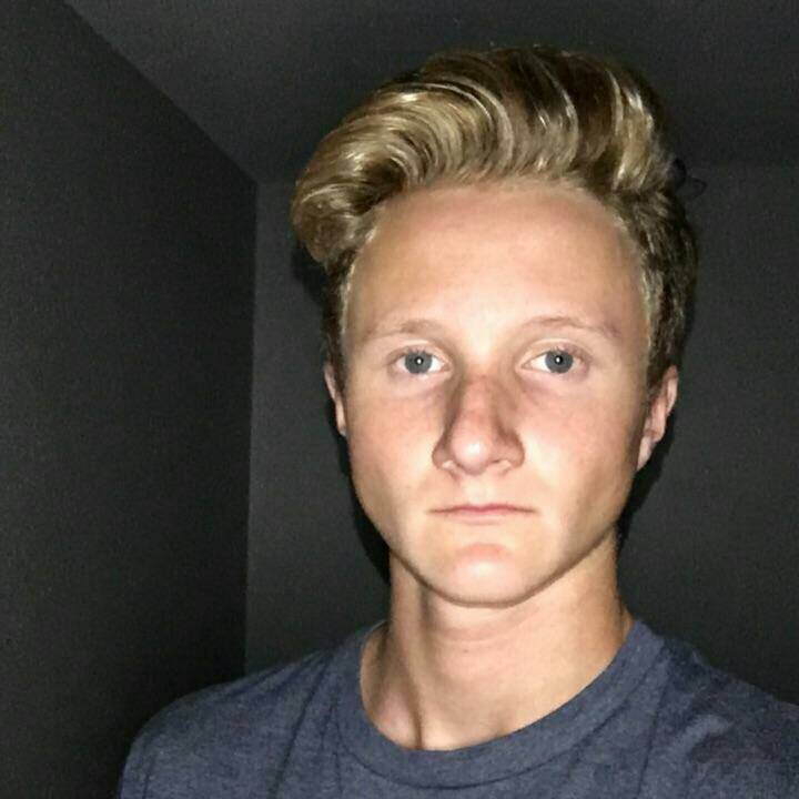 iiamking1's tweet photo. 🙌 YASSS It's time for a great show tritonscott:Watching my brother pl
https://t.co/JF9W8mFphG https://t.co/J5UeK5b3PD