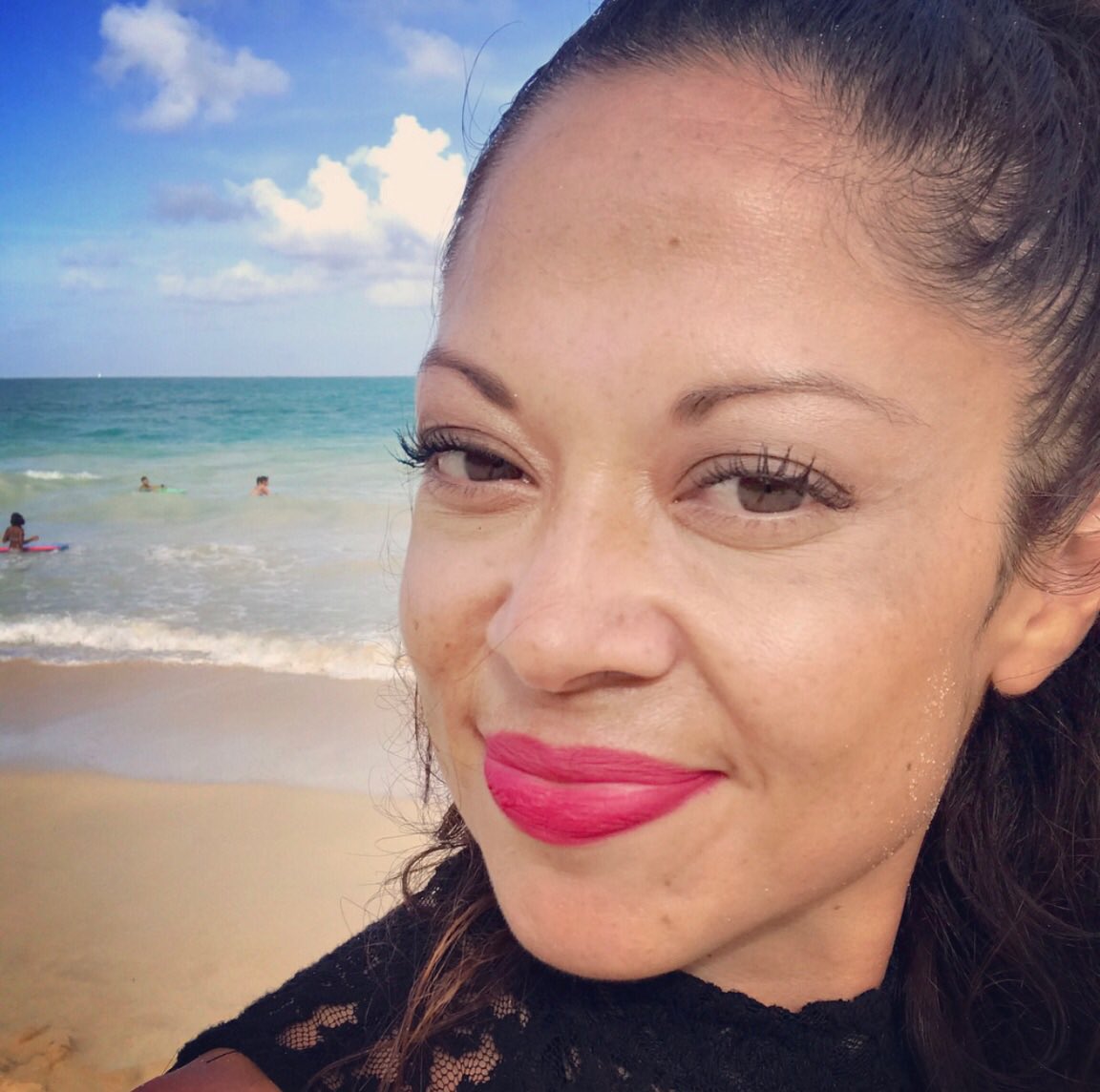 thelashleaf's tweet image. LashLeaf even at the beach and is convenient anywhere! 

#Lashes #besteyelashcurlerever #MUA #Hawaii #LashLeafinHawaii #beauty #makeup