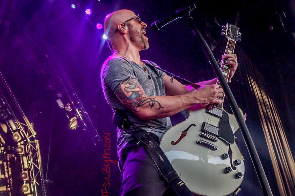 witchyrn's tweet photo. Fantastic show in #houston tonight @CHRIS_Daughtry #feedthemachinetour #daughtryVIP #daughtry https://t.co/UBck5S8GTR