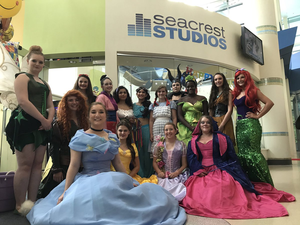 Curliqnc's tweet photo. Cheering up children at #levinechildrenshospital celebrating 4th birthday of #seacreststudios always makes for a great day! #ryanfoundation https://t.co/s3oSj8GWf8