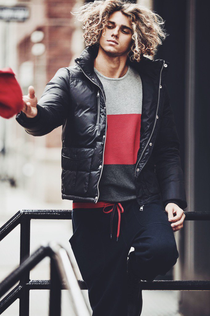 ☞Nombre: Scott Alvarrez.
☞Edad: 22 años. 
☞Fraternidad: Kappa Sigma.
☞Ocupación: Arte contemporaneo.