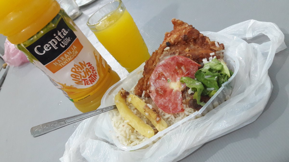 PauMiiranda's tweet photo. Le dije a mi gordo que mi mamá cocino pescado (no me gusta) &amp; me compro esto😍😍😍 #LoMejorQuePuedeExistir🍗🍴💯 https://t.co/V2GVSb1EUk