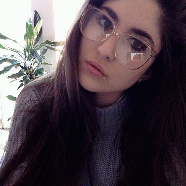 ♛Nombre: Layla M. Köhler.
♛Edad:17 años.
♛Estudios: Pintora, fotógrafa y estudiante de administración de empresas.
♛Fraternidad:Kappa sigma.