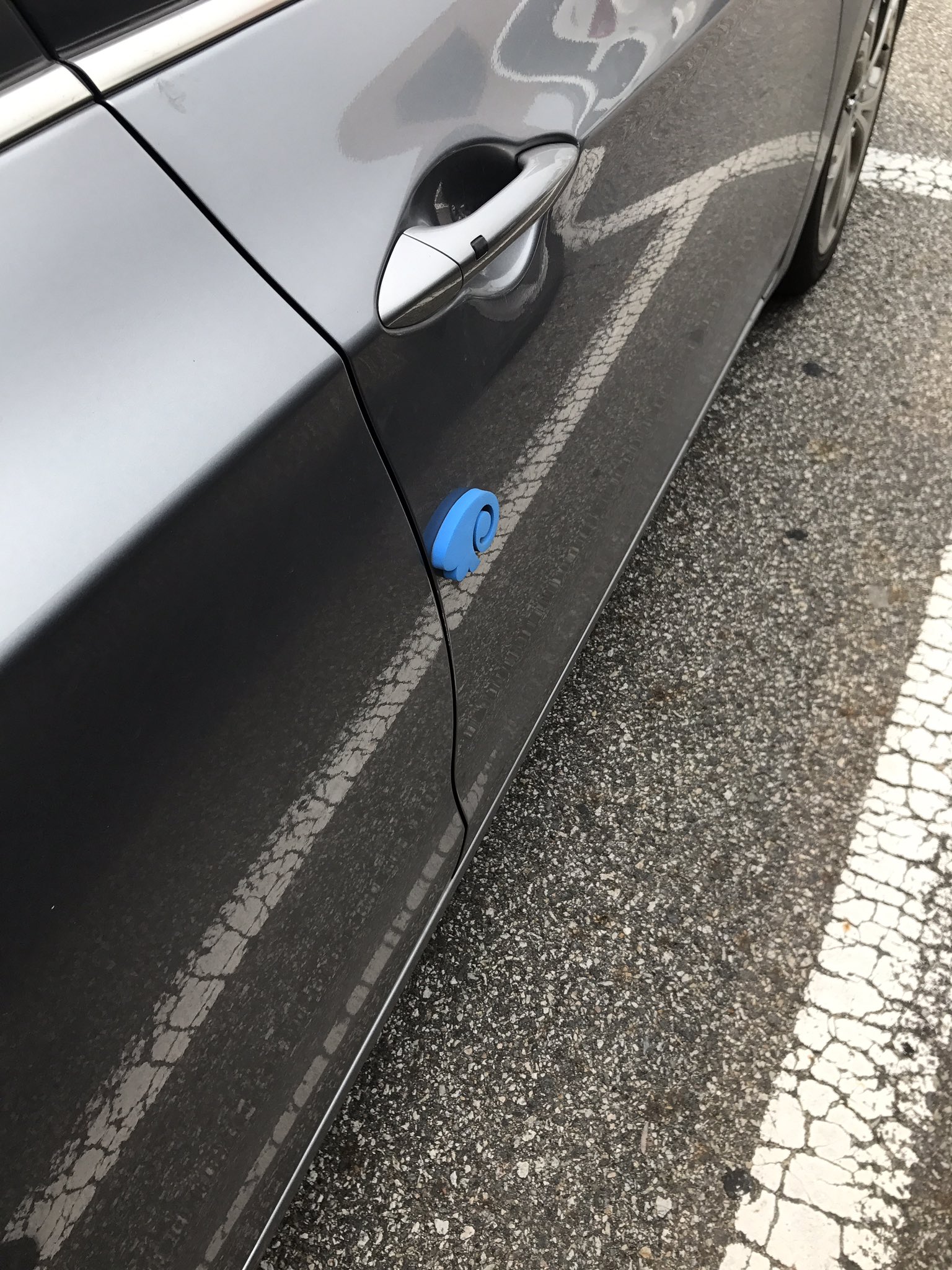 Uzivatel 竹熊健太郎 地球人 Na Twitteru 韓国では駐車場の車間が極端に狭く よく擦らないなあと思っていたら 多くの車のドアに スポンジが貼ってあるのに気が付いた 聞いたら やはりドアを開けるときに隣の車にぶつけるかららしい T Co Va5p3akwrl
