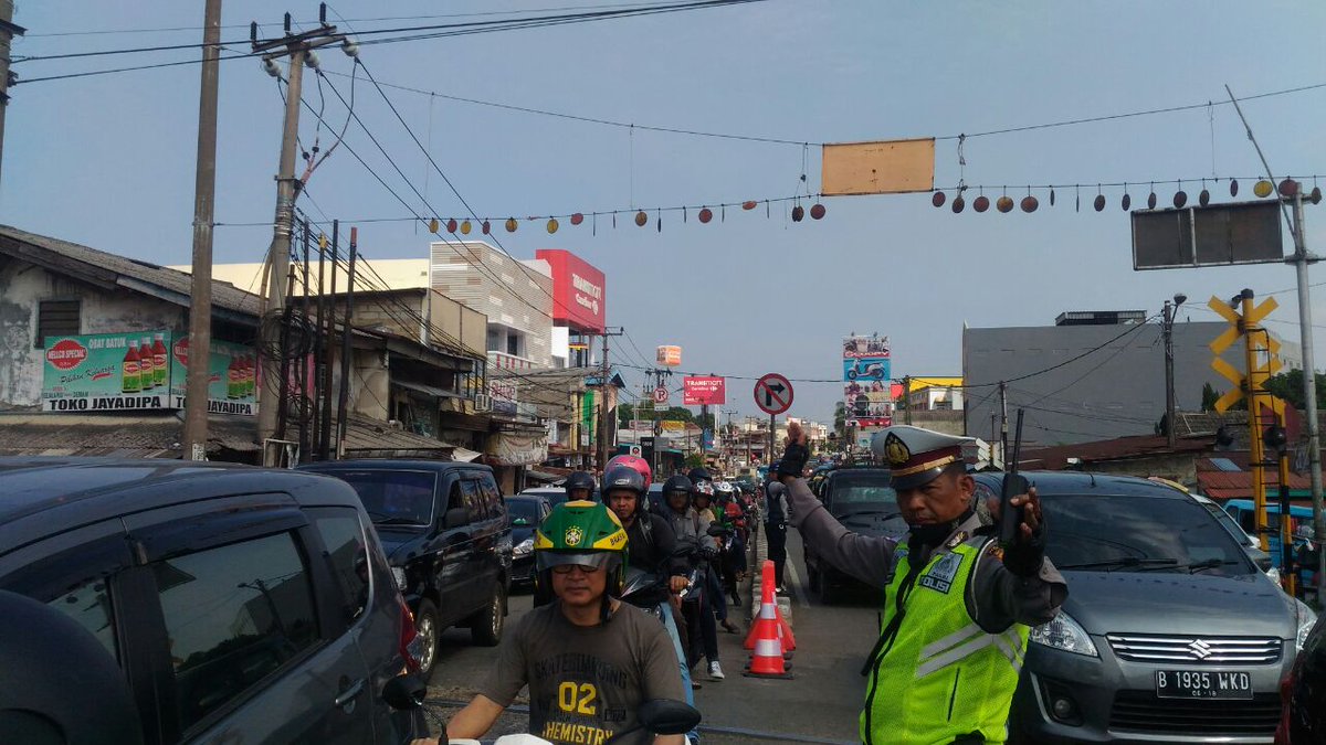 12.19 Wib Uji coba Sistim satu arah di jl Nusantara dan Jl Dewi sartika depok ,lalin ramai.<a href="/TMCPoldaMetro/">TMC Polda Metro Jaya</a> <a href="/NTMCLantasPolri/">KorlantasPolri.Ntmc</a>