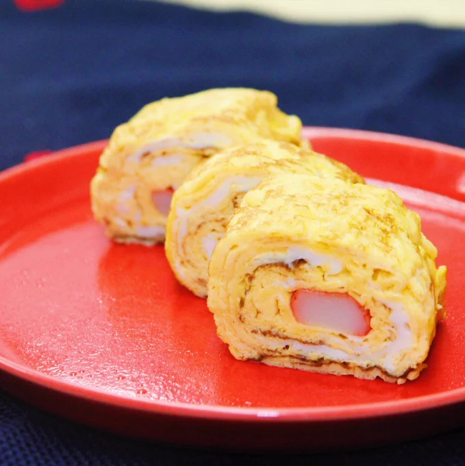 ナゼニならどんな卵焼きが好きかな、と焼いてみたカニカマ入り卵焼き。
ふわふわの卵に包まれて、断面からはナゼニの好き赤色がのぞきます。

ナゼニが、なぜ赤色が好きか、知ってますか?
#オチビサンの卵焼き器
https://t.co/bbzygXnEBK 担当編集(まりも) 