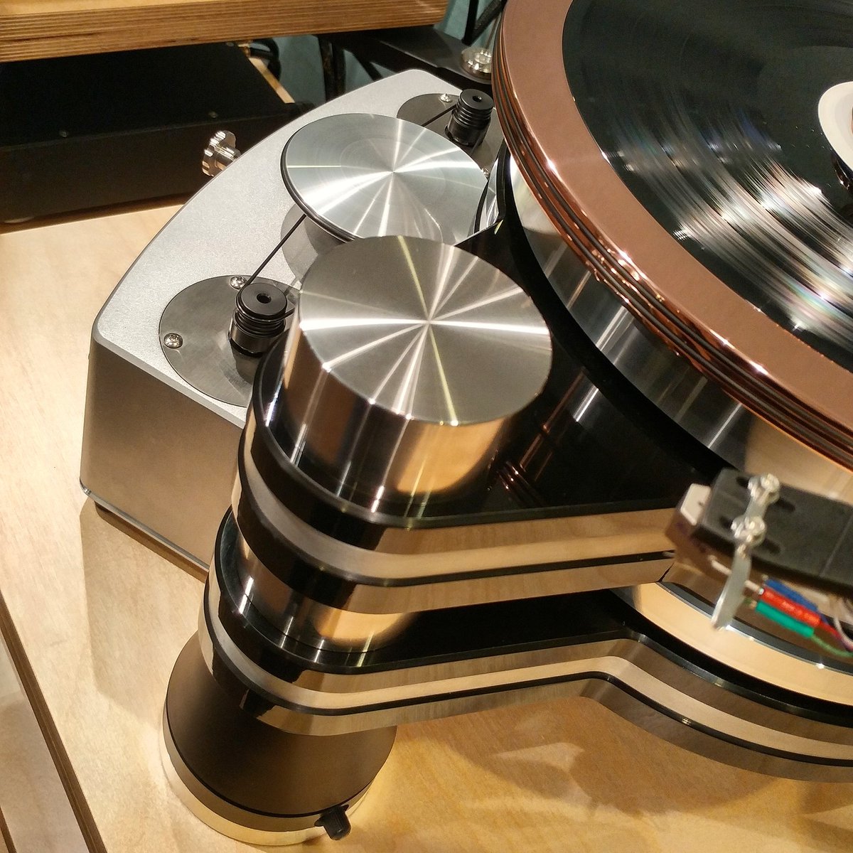 MatWeisfeld's tweet photo. The @vpiindustries #titan in #rosegold #vpiturntable #vpititan https://t.co/kT67vFCD2O