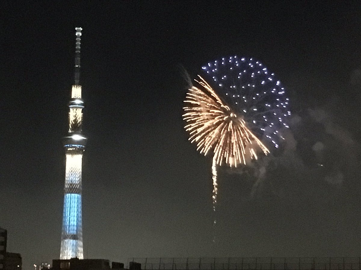banbee03's tweet photo. 台東区民の血が騒ぐ隅田川花火大会でっせ！
毎年我が家の屋上ビアガーデン状態でばっちり見てますが今年はもっとすごーい所にお招き頂き行ってきます！楽しみ！雨降るなよー！
去年の我が家からの花火でつ https://t.co/OcXoOHEAac
