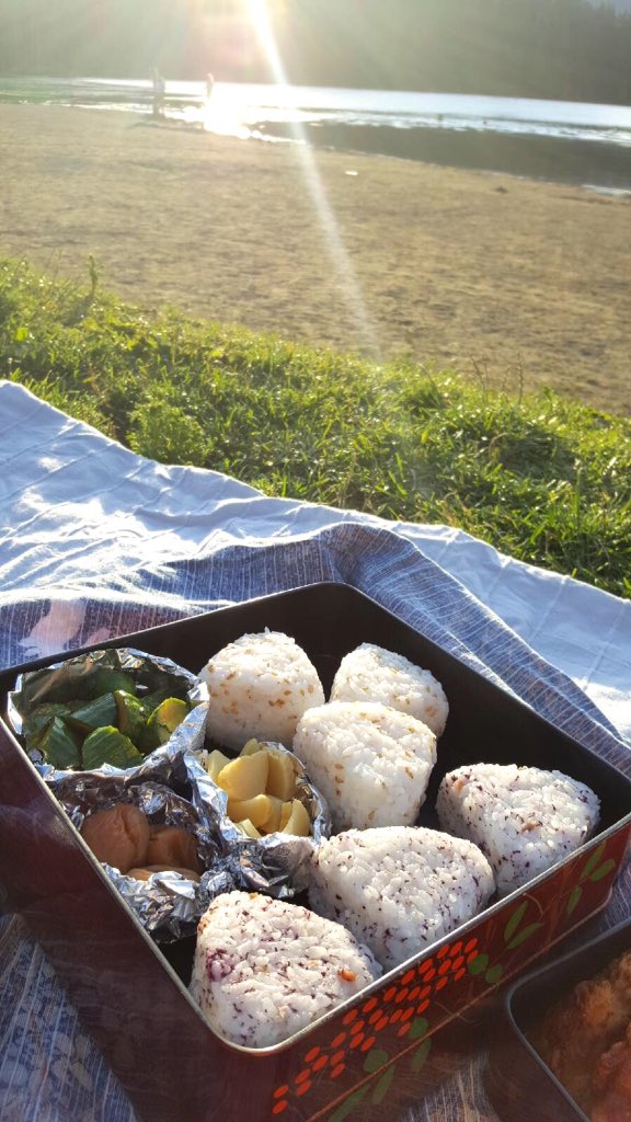 hinganai's tweet photo. #Obento second layer: #onigiri and #otsukemono. https://t.co/lD8FC4Y2Nv