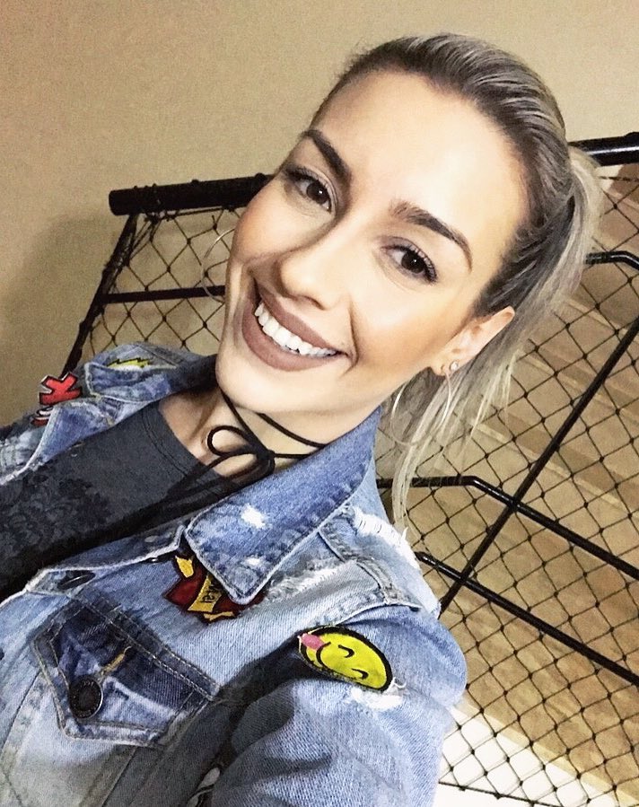 biamacedoficial's tweet photo. Cool style for tonight! 🤘🏻👱🏻♀️⭐️💋
#BiaMacedo #SextaFeira #Sorriso #DeusComigo #Essência #Selfie #Girl #Cool #Style #Fashion #Friday #Night https://t.co/RZaOnG1la9