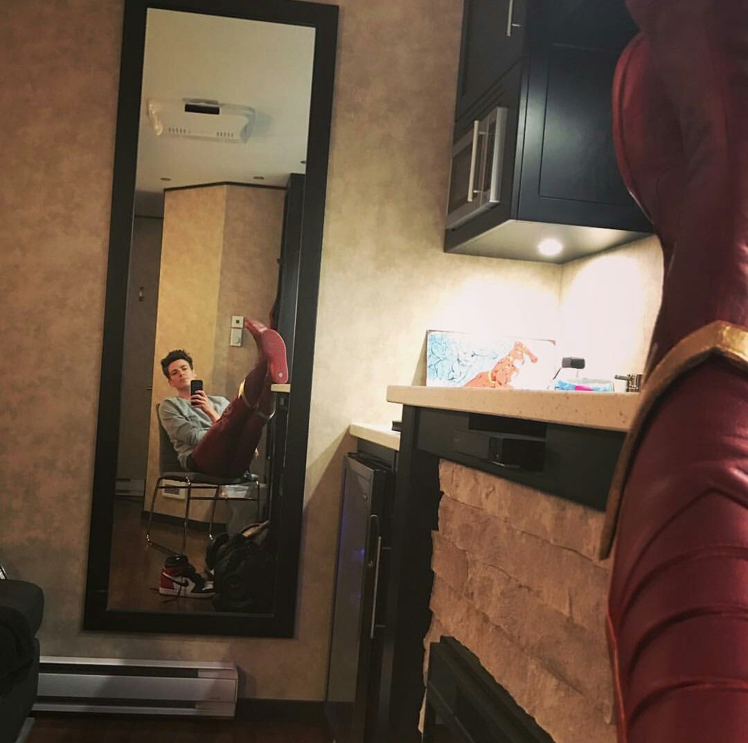 TheFlasher823's tweet photo. Grant Gustin publica esta imagen desde el set de rodaje de la cuarta temporada de #TheFlash https://t.co/DjLFsa2wJJ