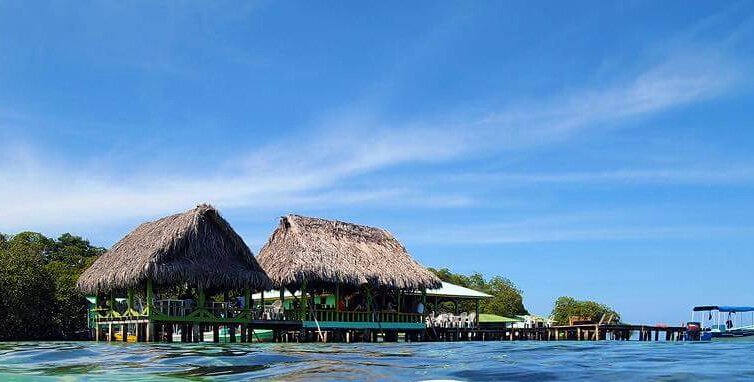 Preciosa vista desde el mar de una de la islas de la Comarca de #SanBlas. Todos los panameños debemos conocerla. #fotografia por <a href="/IsabelDK8/">Isabel Damian</a>