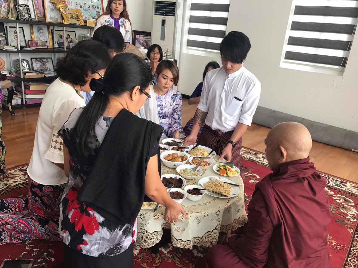 MyanmarStars's tweet photo. Family Donation of #WineSuKhingThein &amp; #AungLa
#MyanmarStar https://t.co/e7Cg7RuBOb