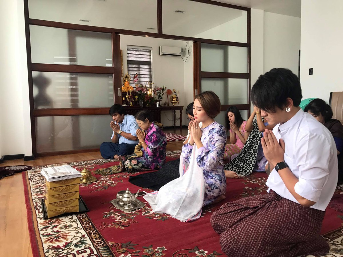 MyanmarStars's tweet photo. Family Donation of #WineSuKhingThein &amp; #AungLa
#MyanmarStar https://t.co/e7Cg7RuBOb