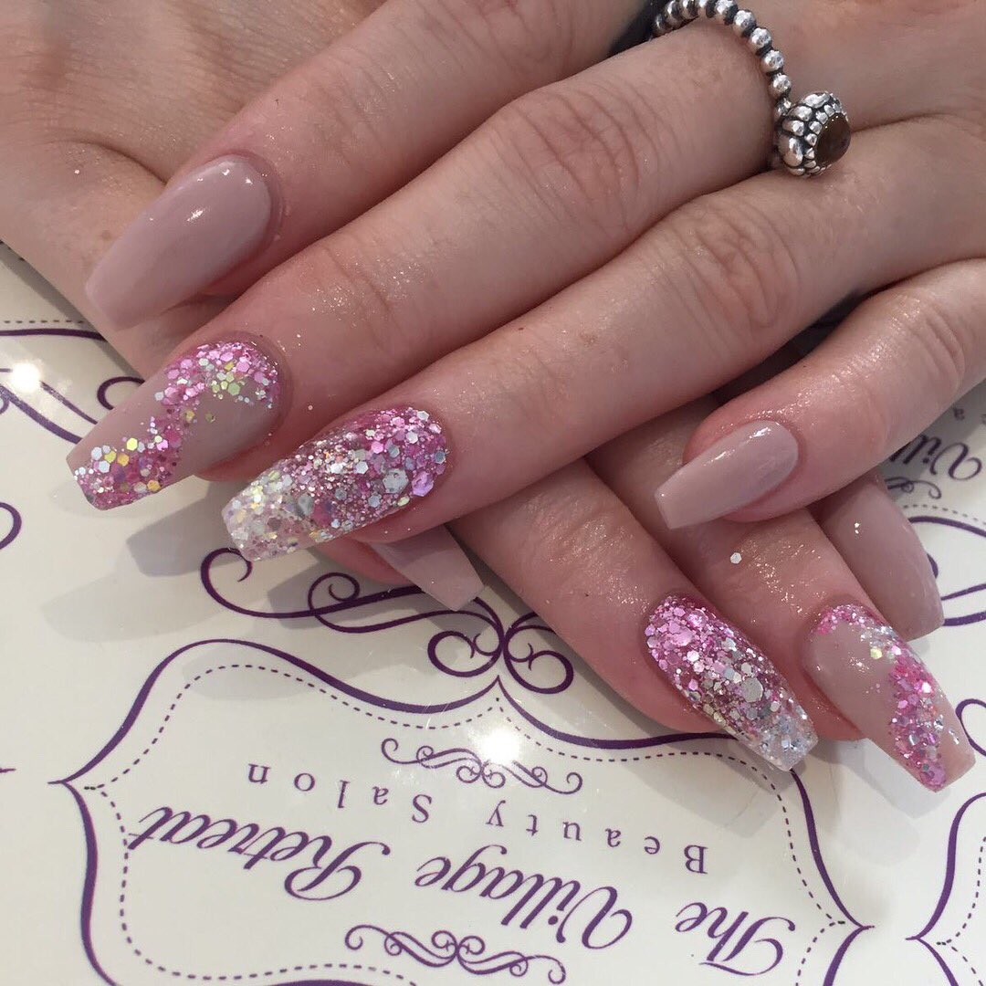 RetreatVillage's tweet image. 💅🏼 L U S H N E S S 💅🏼 Miss Chelsey having a play with our new glitters #glitternails #cshape #sshape #ombréglitter #thevillageretreat