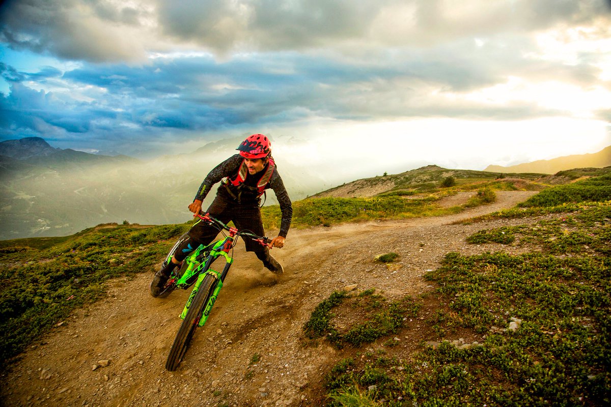 JuiceLubes's tweet photo. Turn Baby Turn 🚵⏩🏔️🔥
#juicelubes #saturday #weekend #mtb #rippin #rapid #fastforward #onfire #getoutdoors #ride 
📷 @trippinfellaz https://t.co/mhZmtVQUFw