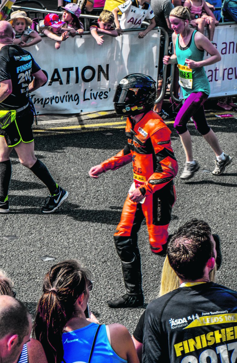 MCNnews's tweet image. Much respect! MCN reader runs Leeds 10k in full leathers ow.ly/cpmd30dZvgX