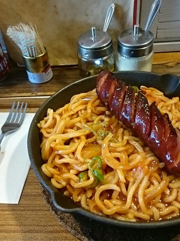 imosuke127's tweet photo. たまには違った物を食べようとつくば市のばんざいナポリタンに来てみました♪
こんがり焼けたソーセージともっちりな麺の見た目とは裏腹に味は酸味のきいたケチャップ味一色。トッピングの選択次第では味の調和もとれるのかな。
つくば製麺の特注麺は話題性だけかなと感じました。 https://t.co/8XSlUheN62