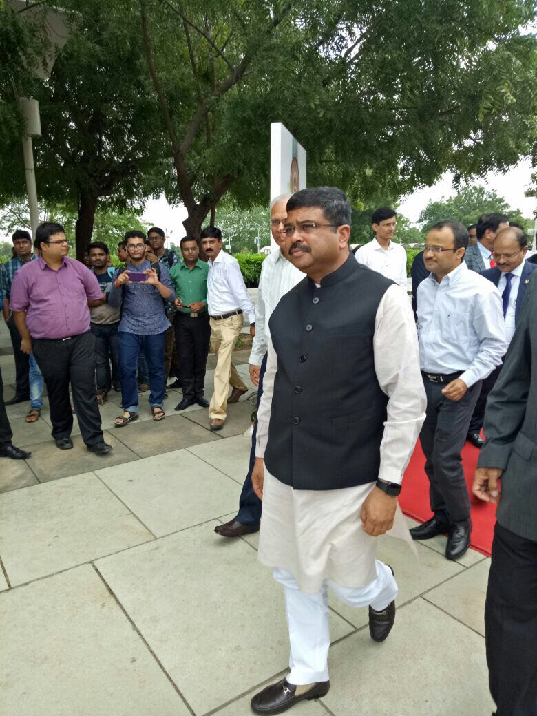 spmpdeu's tweet photo. It is truly a privilege to have Shri. Dharmendra Pradhan #MoPNG ,Govt of India in our #PDPU campus @dpradhanbjp @spmpdpu https://t.co/z6JNI4A85i