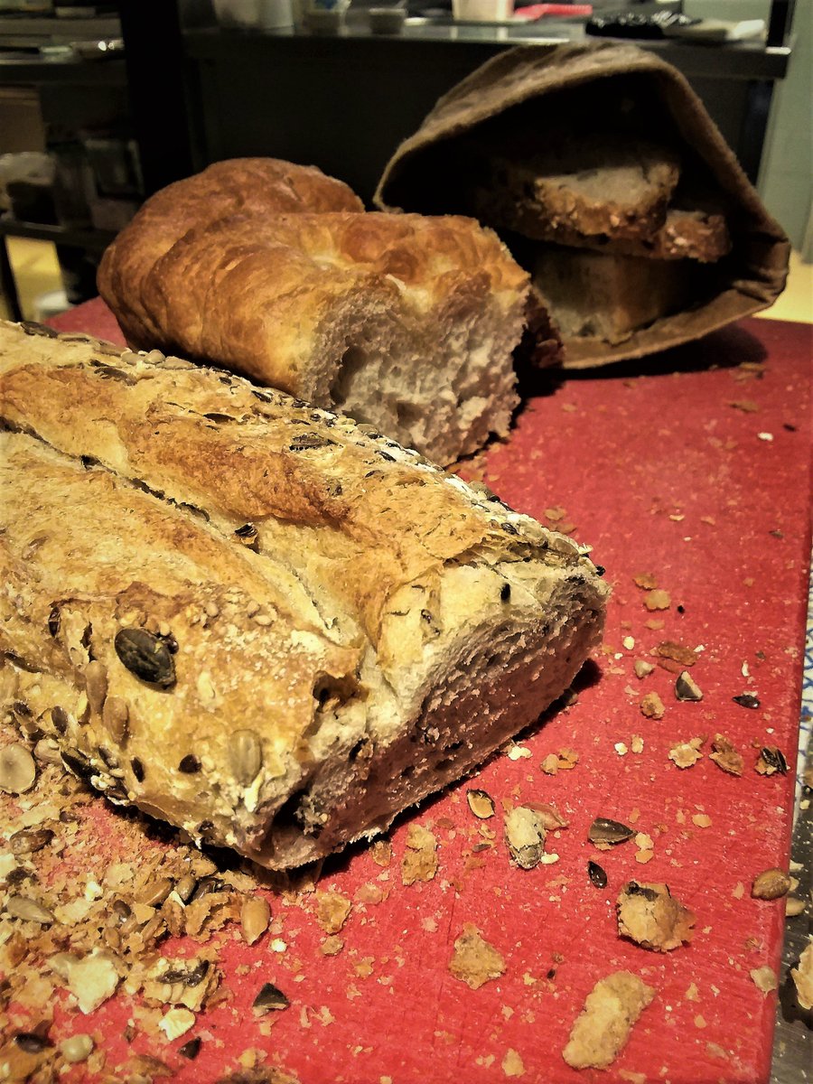 A casa som uns gran #Panarres 👉  A vegades tenim #Pa amb #Cererals o #Focaccia 🍞 I per suposat #PaAmbTomàquet 🍅