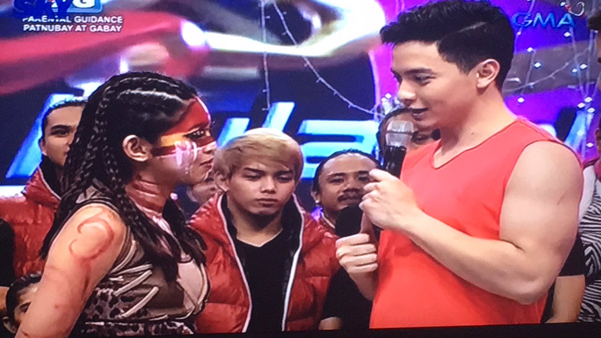 J_MinWonatics's tweet photo. Yung pa Biceps ni Tisoy ang tinitingnan ni Maine.

#ALDUBTeamAllOutRaMen https://t.co/8sUihAkjd3