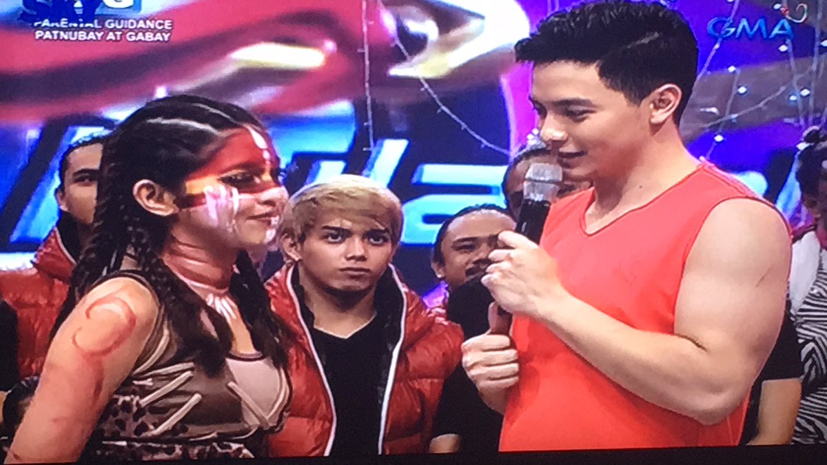 J_MinWonatics's tweet photo. Yung pa Biceps ni Tisoy ang tinitingnan ni Maine.

#ALDUBTeamAllOutRaMen https://t.co/8sUihAkjd3