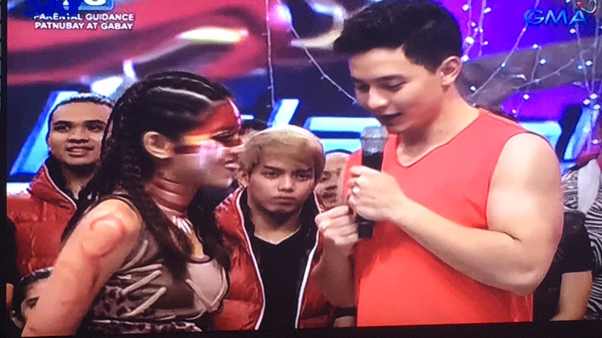 J_MinWonatics's tweet photo. Yung pa Biceps ni Tisoy ang tinitingnan ni Maine.

#ALDUBTeamAllOutRaMen https://t.co/8sUihAkjd3
