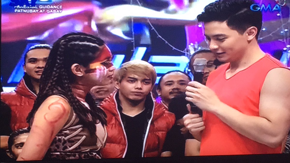 J_MinWonatics's tweet photo. Yung pa Biceps ni Tisoy ang tinitingnan ni Maine.

#ALDUBTeamAllOutRaMen https://t.co/8sUihAkjd3