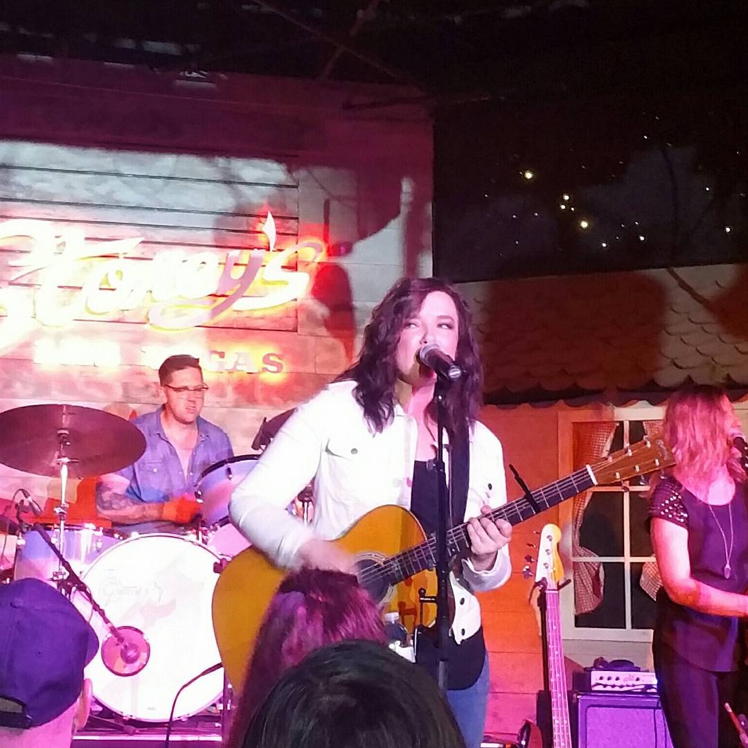 CMMnow's tweet photo. @TheBrandyClark Has such a talent AMAZING @StoneysLV https://t.co/jhL0jgLX7k