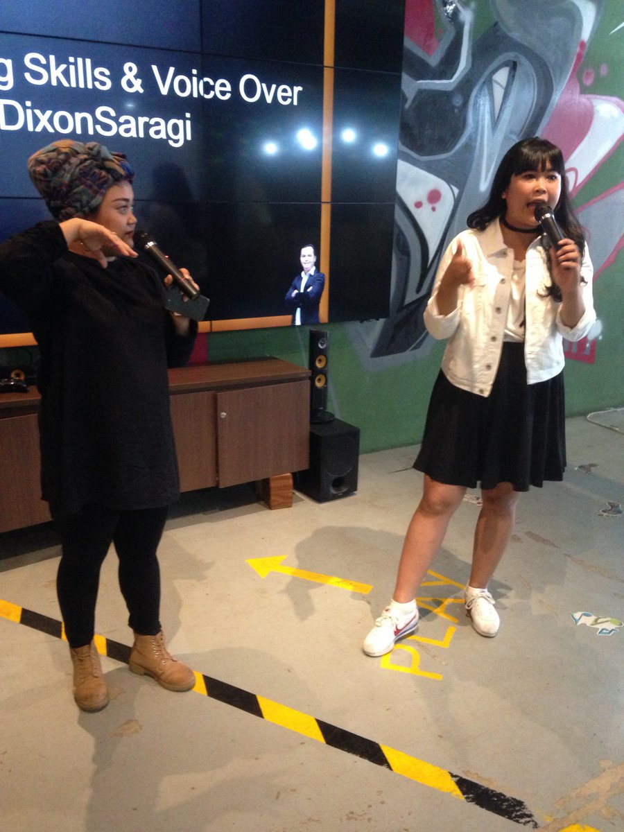 kelaspenyiar_ID's tweet photo. Diajarin MC dan VO sama kak @astryovie hari ini. Seru! #freebroadcastingclass https://t.co/HRN4prqPl9