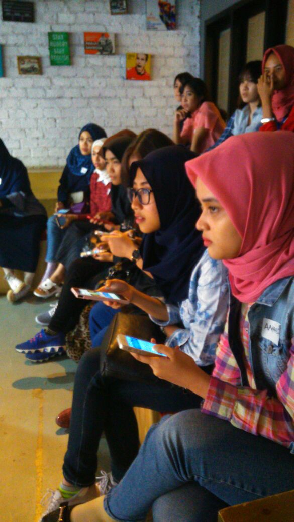 kelaspenyiar_ID's tweet photo. Diajarin MC dan VO sama kak @astryovie hari ini. Seru! #freebroadcastingclass https://t.co/HRN4prqPl9