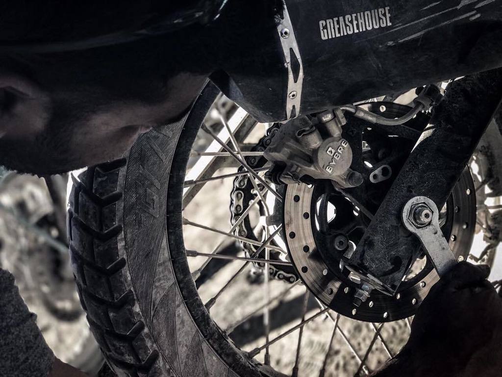 bunnysat's tweet photo. Making sure that the chain is tightened up before the ride. #royalenfield #himalayanodyssey #HO2017 #indimotard #g⦠https://t.co/shYxk74jjd https://t.co/GoZSDHvwhA