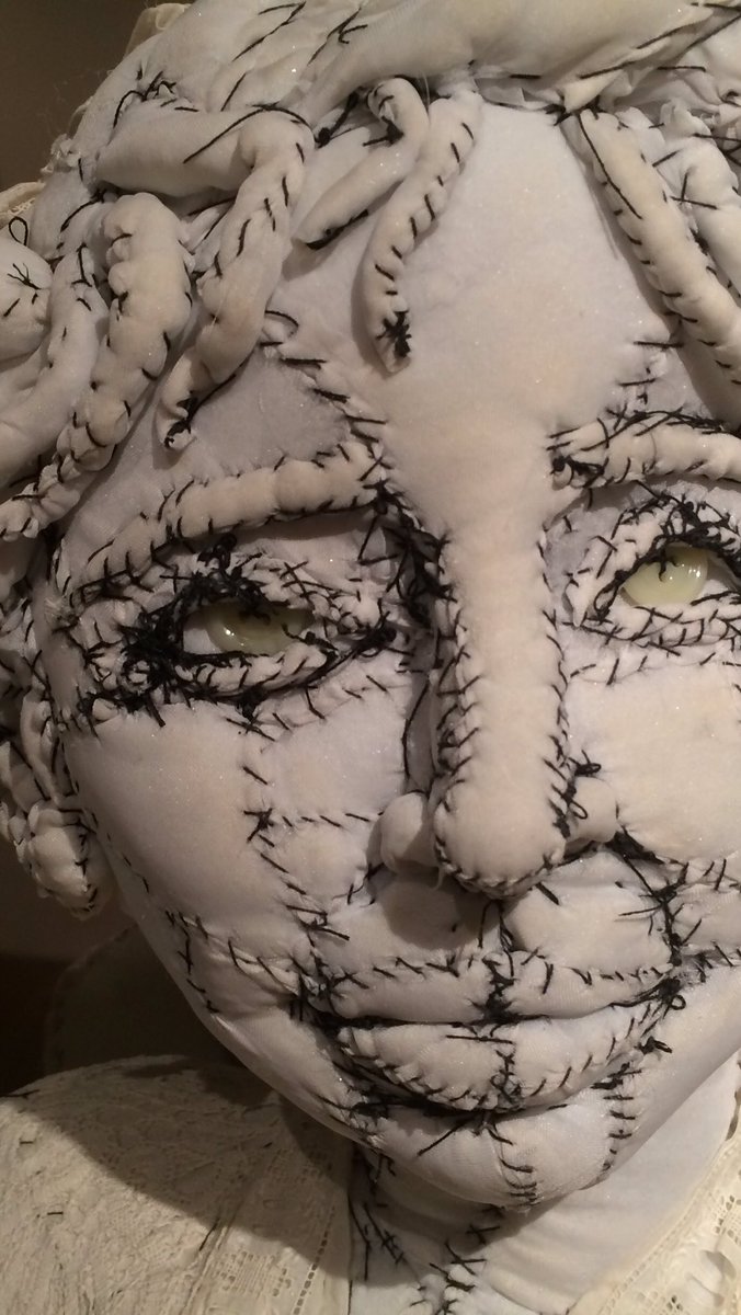 フランス人テキスタイル彫刻家のアンヴァレリーデュポンさんの作品を