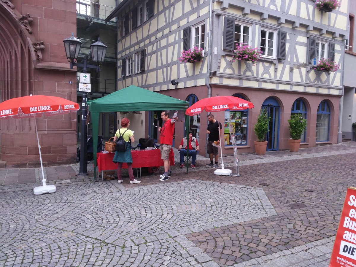 Botanikus21's tweet photo. #Linke #Bretten heute wieder auf dem Marktplatz #BTW17 #BTW2017 https://t.co/U6GlFUL66u