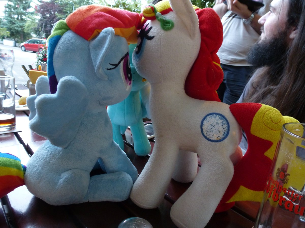 ponyaddicted's tweet photo. Bronies gone wild XD #galaaddicted #mlp #Brony #GalaCon2017 https://t.co/h813ydK1MM
