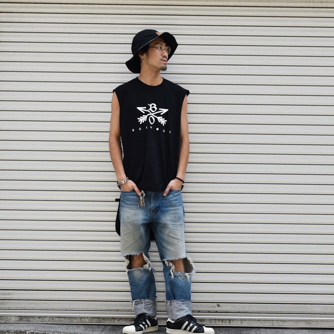 68_Sixty_Eight's tweet photo. JG BRAND MIX STYLE 
Burnoutのクロスドアローノースリオンラインにアップしました！
少量ですが、宜しくお願いします👏
合わせたデニム、ヒップバッグは#dirtytoy 
ハットはBurnoutです！ https://t.co/RtrABbCYCh