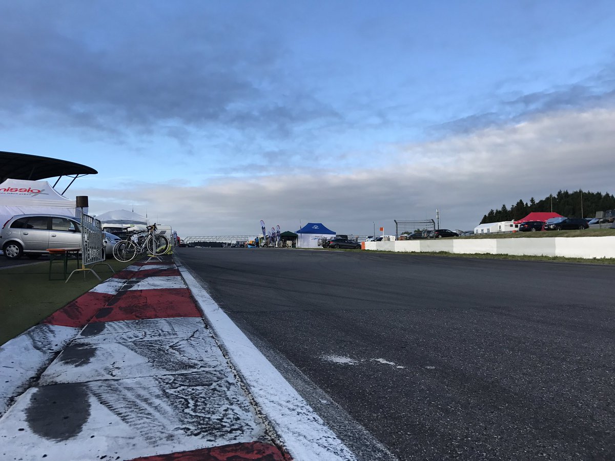 Rad am Ring, kein Regen ordentlich Wind, genieße den Sonnenaufgang am Grandprixkurs, freue mich auf die Nordschleife