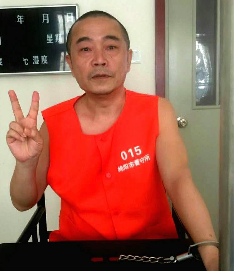 lawyer_sui's tweet photo. 黄琦案本月十六号已送检审查起诉。昨天下午我会见了黄琦。黄琦一直零口供,坚拒上电视认罪;手脚脸部均浮肿,健康状况令人担忧身患绝症的黄琦会否成为刘晓波第二;黄琦坚信中国会很快会走向自由民主;黄琦托我转达对刘霞的问候以及对海内外关心关注他的朋友们的深深感谢! https://t.co/H0pWJrg1Rh