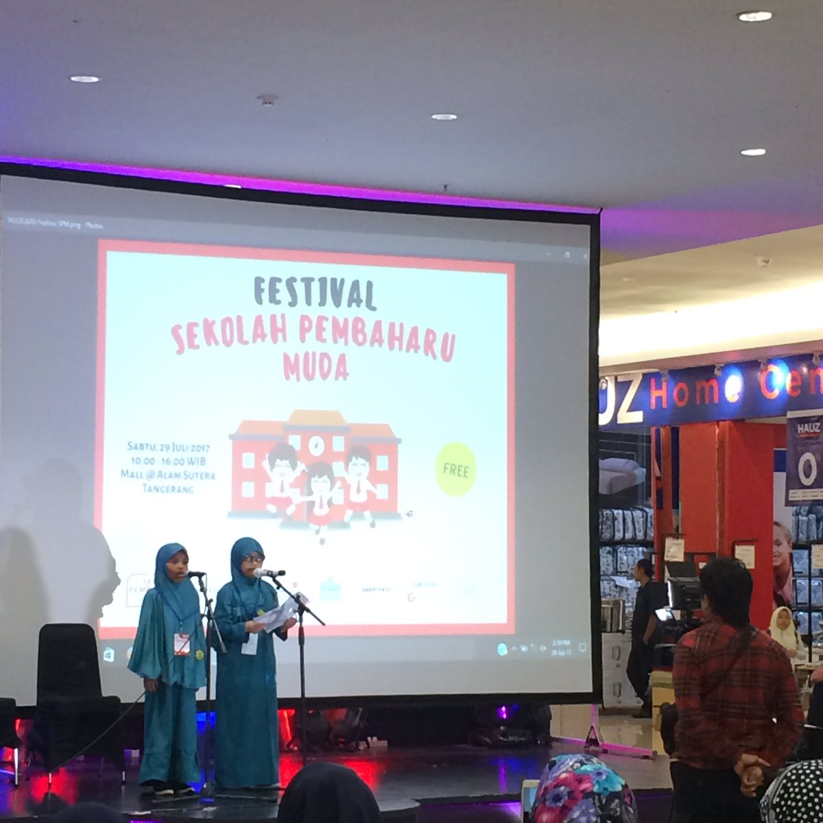 On stage: Dai &amp; Tahfidz Cilik SDIT Al-Hanif. Bullying/merendahkan org lain bukanlah perbuatan terpuji, kasih sayanglah yg hrs diutamakan.