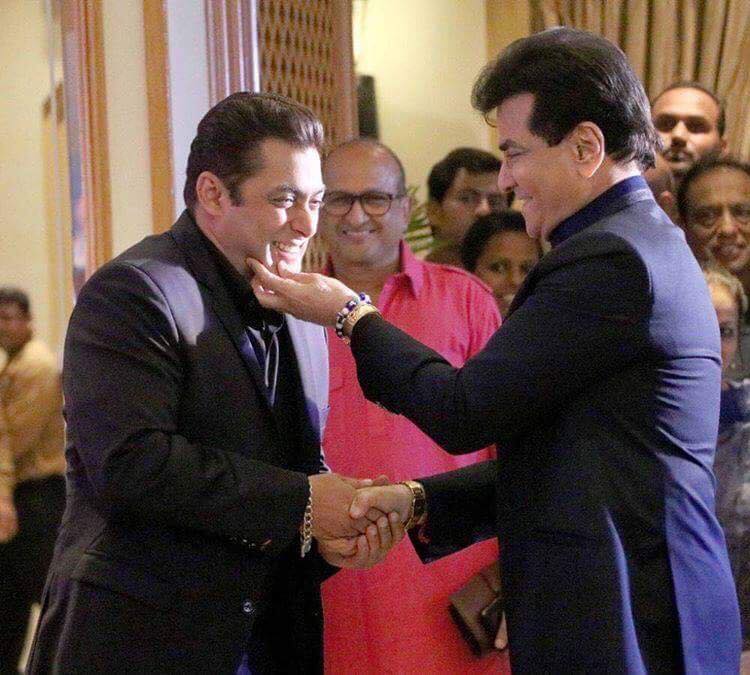 When Two Superstars <a href="/BeingSalmanKhan/">Salman Khan</a> &amp; #Jeetendra shared a happy moment!