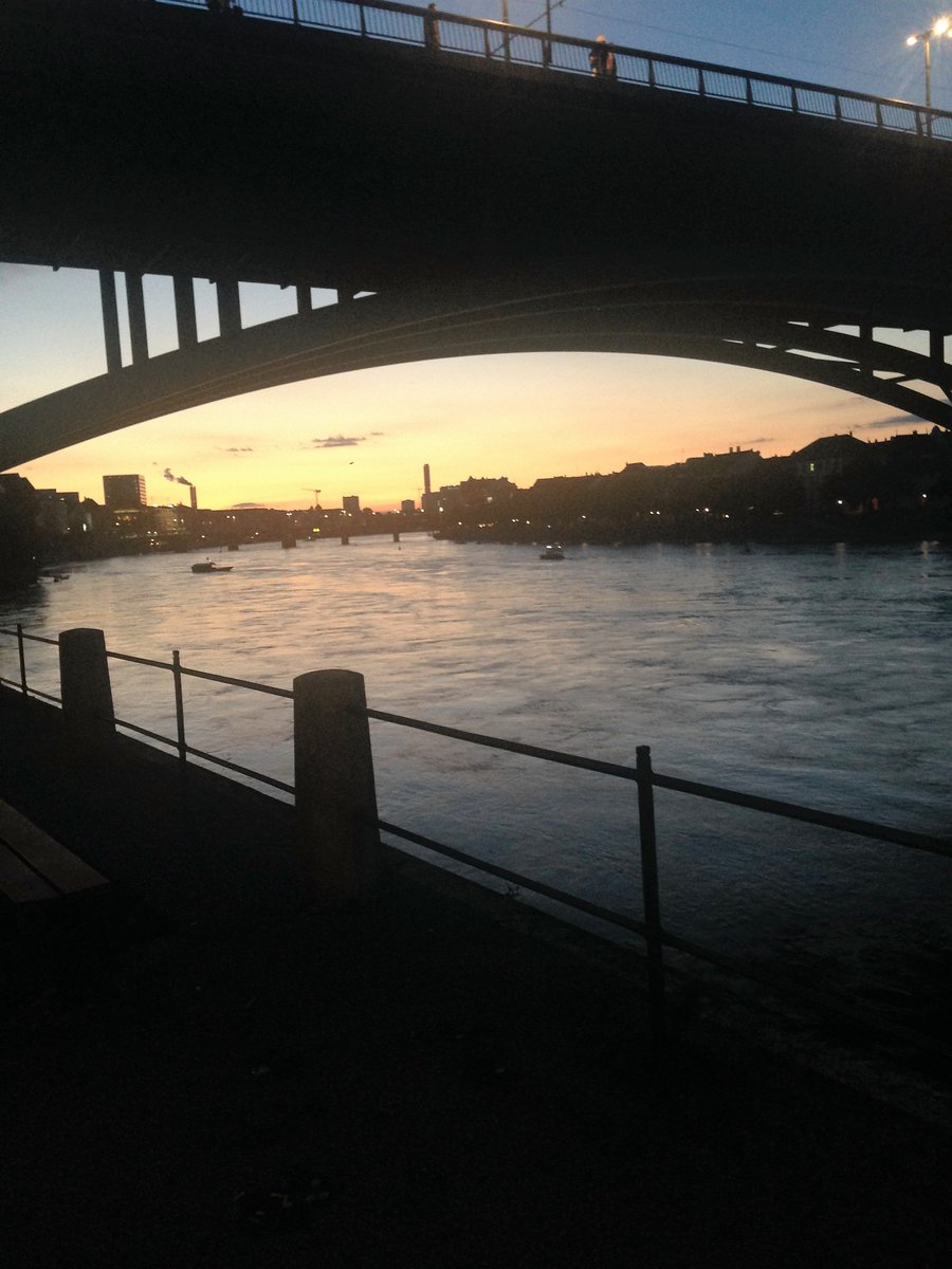 RashelLawrence's tweet photo. #Basel#Basel by night#Rhein#art https://t.co/xYzIvhsVsC