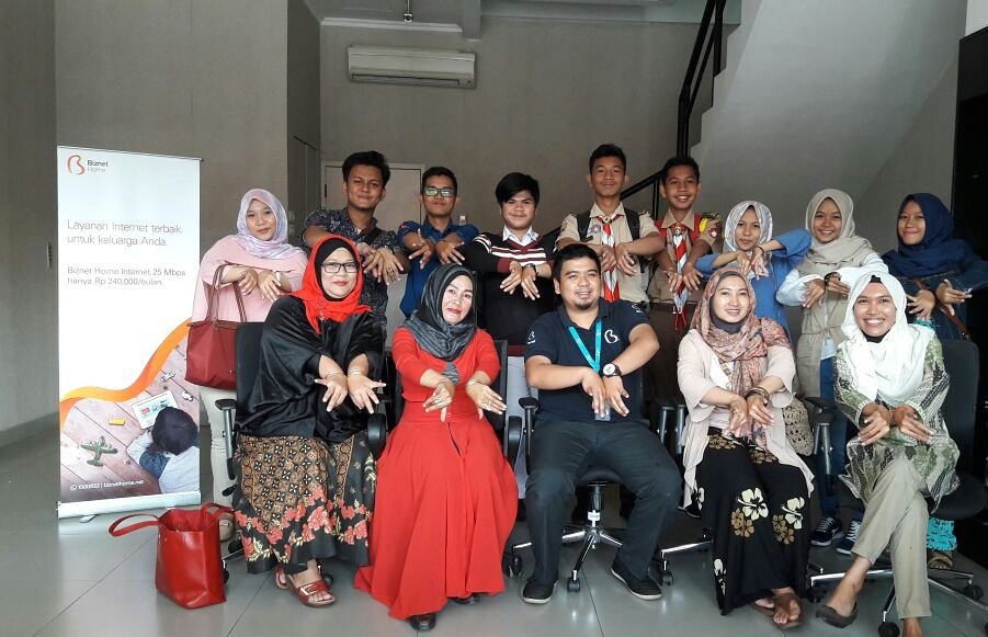 KelasBogor's tweet photo. Sesi terakhir #KelasTari foto bareng dulu dgn seluruh peserta &amp; perwakilan Biznet sbg partner kami bulan ini. https://t.co/Mu1Lzft8Es