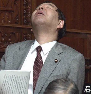 こっちの方がダメでしょww今井絵里子議員が新幹線で寝ていて叩かれていたけど・・・