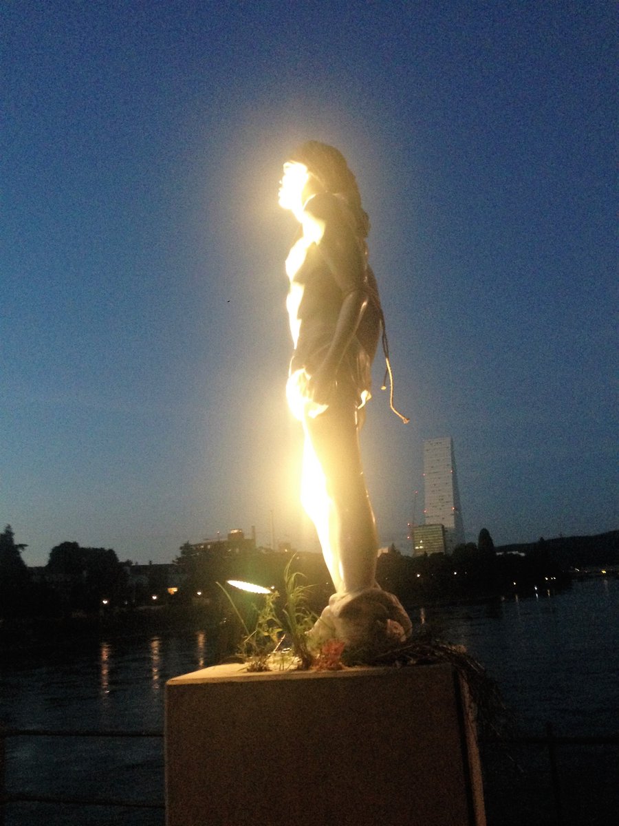 RashelLawrence's tweet photo. #Basel#Basel by night#Rhein#art https://t.co/xYzIvhsVsC