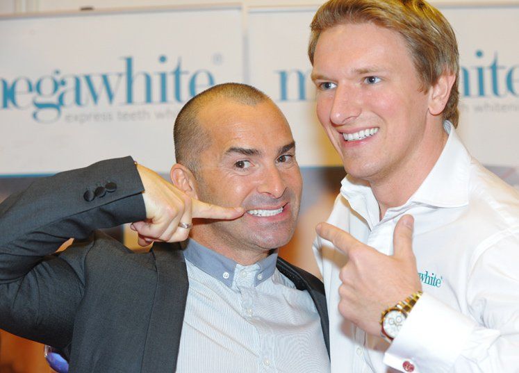 Rejuven_uk's tweet photo. Smile like a #celeb Megawhite Teeth Whitening from #Rejuven https://t.co/llr5tplaFN https://t.co/Q3x1QdbgB4