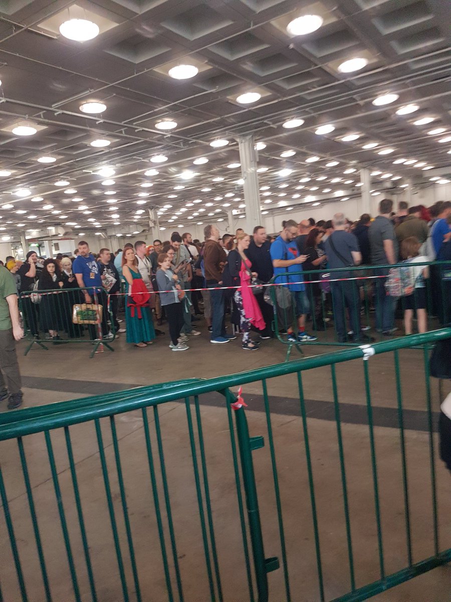 Noflashgames's tweet photo. #comiccon2017 8.44am https://t.co/kcEkYswXKh