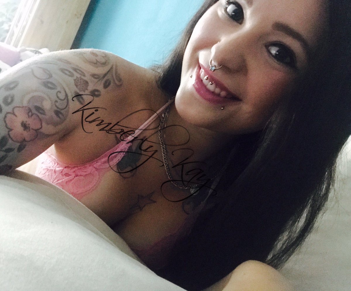 Wieder da aus dem langen Urlaub ;) #visitx #cultbabes #idgaf #vxsonstnix #tattoos #camgirl #naked #weekend cultbabes.com/KimberlyKay