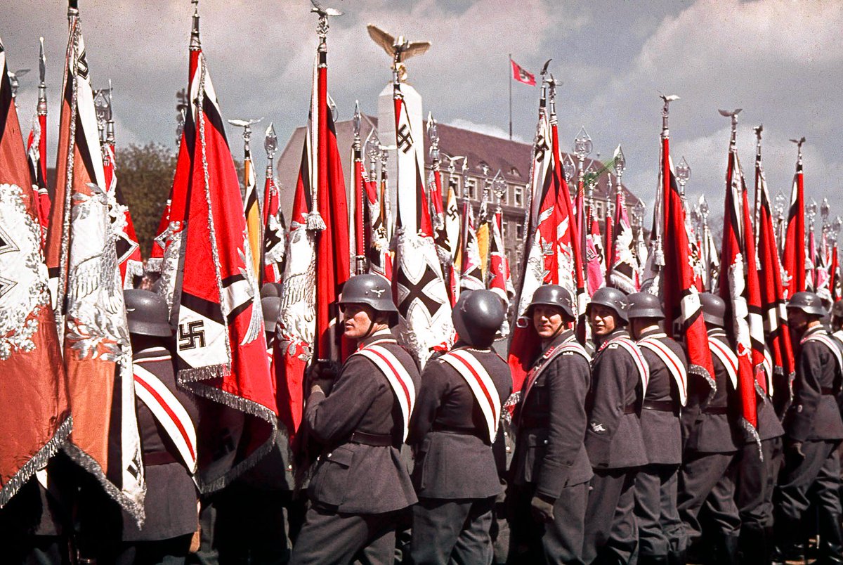 Kj Auf Twitter カラー写真ということもあり ナチス旗の赤が印象的である