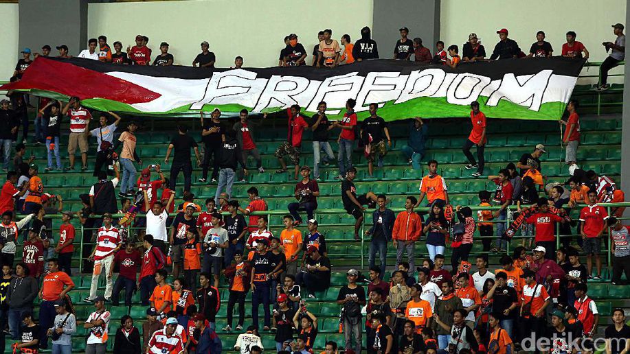 detikcom's tweet photo. Spanduk #SavePalestine Warnai Laga Persija Vs Bhayangkara FC https://t.co/laOP2V8TGc via @detiksport https://t.co/AzC7vlROgR